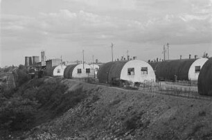Berlin. Nissen-Hütten (1945/1948) am S-Bahnhof Hohenzollerndamm