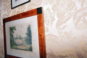 Schloss Ahrensburg: Innenansicht: Kabinett: Detailaufnahme: Wandbespannung, daran Farblithografie in Rahmen, Motiv Das Schloss Wandsbeck: August 1994