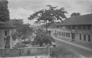 Straße in einer Europäersiedlung : Blick aus einem Haus in eine Straße in einer Europäersiedlung