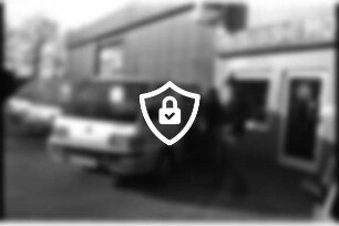 Autohaus Gebrüder Kemnitz GmbH: Heinrich-Hertz-Straße: Inhaber [Name maskiert] Kunde neben Mitsubishi-Wagen: auf Parkplatz: hinten Werkstatt, rechts Eingang zu Kundendienst, Firmenschild Mitsubishi: 12. Februar 1990