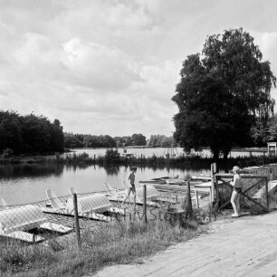 Bredenbeker Teich: vorne Bootsanlegestelle: Sandweg, Maschendrahtzaun, Kinder