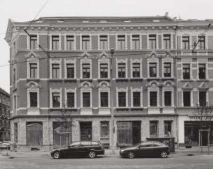 Wohnhaus mit Läden