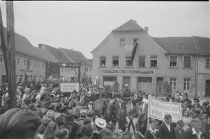 Volkstreffen der Domowina in Wittichenau. Festumzug : Domowinski zjězd w Kulowje. Swjedźenski ćah.