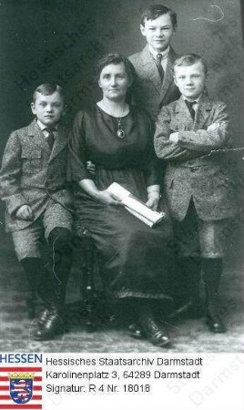 Stock, Familie / Porträt von Maria Magdalene Reß geb. Kuri (1859-1891) mit ihren 3 Söhnen von Jakob Stock, rechts neben Mutter stehend: Christian Stock (1884-1967)