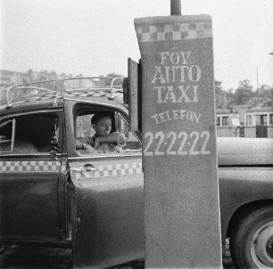 Budapest. Taxistand mit wartendem Taxi