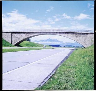 Autobahn Salzburg - Mondsee, Autobahnbrücke mit Blick auf die Berge