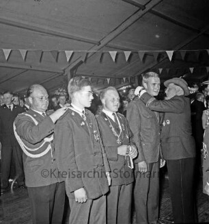 Volks- und Schützenfest: Schützenverein Sprenge und Umgebung e.V.: Festzelt: Innenansicht: Ehrung des Jungschützenkönigs Gerd Schwiecker und seiner beiden Ritter Herbert Meins und Uwe Zingelmann durch Adjutant Horst Kühn