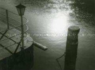 Die Abendsonne spiegelt sich im Wasser