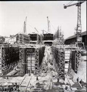 Baustelle zur Errichtung eines Großbunkers für deutsche U-Boote an der französischen Atlantikküste