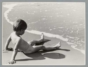 Kleinkind am Strand sitzend