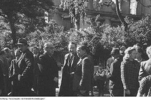 Dresden, Platz der Einheit (Albertplatz). Wilhelm Koenen (Bildmitte) während der Kranzniederlegung aus Anlass des 1. Jahrestages der Befreiung vom Faschismus, 7. Mai 1946