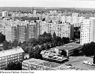 Dresden. Panorama-Aufnahme 4 vom Baukran am Fetscherplatz. Blick über Wohnbebauung Johannstadt und Thomaestraße mit 52. Grundschule nach Nordwesten mit Türmen von Dreikönigskirche und Martin-Luther-Kirche