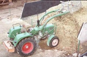 Silageentnahme mit Frontlader aus Flachsilo