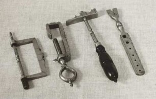 Werkzeugtisch des Kurfürsten Johann Georg I. : Hammer, Nageleisen, Werkzeugtisch Kf. J.G. I., 17. Jh.