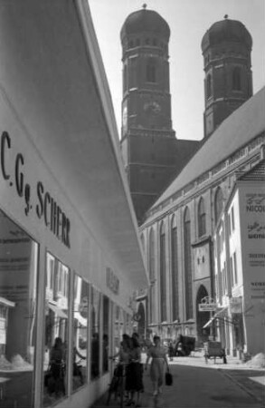München: Löwengasse mit Ladenfront und Frauenkirche
