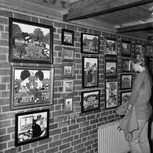Rade: Museum Rade im Naturpark Oberalster: Ausstellung "Damenwahl" von Laienmalerinnen: Wand mit Gemälden: vorn rechts Besucherin