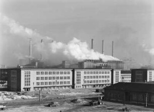 Kombinat "Schwarze Pumpe", Verwaltungsgebäude : Spremberg. Gaskombinat "Schwarze Pumpe" (ab 1955). Verwaltungsgebäude vor Kraftwerksanlage mit Industrieschornsteinen