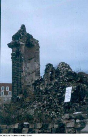 Dresden-Altstadt. Ruine der Frauenkirche mit Plakat "Für Demokratie und Menschenrechte - Gegen Fremdenfeindlichkeit und Gewalt"