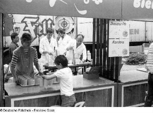 Dresden. An einem Imbißstand auf dem Pieschener Hafenfest