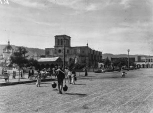 Marktplatz in Orizaba : Marktplatz mit Gebäuden und Personen