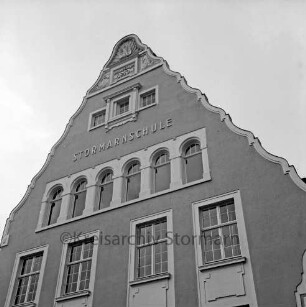 Stormarnschule: Gymnasium: Waldstraße: Altbau: Schmuck-Giebel