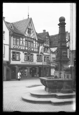 Brückengasse 3 im Vordergrund Brunnen Ecke Brückengasse/Lindenstraße