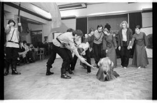 Kleinbildnegativ: Tanzgruppe, Gesellschaftshaus Neukölln, 1989
