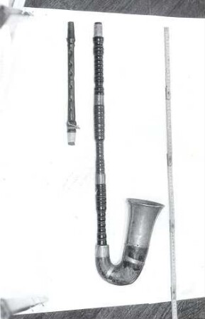 Sorbisches Musikinstrument in Bautzen : Volksmusik - Interpreten und Instrumente. Teil des kleinen Dudelsackes "mjechawa" (Sackpfeife). Melodiepfeife und Stimmer (Aufnahme in der Sorbischen Buchhandlung in Bautzen, Sommer 1961)