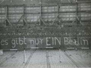 Graffito an einem zugemauerten Haus in der Bernauer Straße in Berlin-Ost