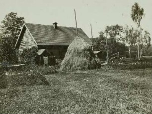 Spreewald. Gehöft bei Kannomühle (Alt Zauche-Wußwerk). Feldansicht mit Strohfeime