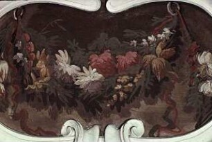 Blumenvasen und Girlanden