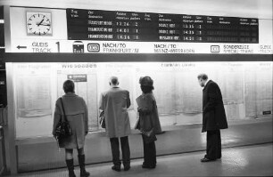 Frankfurt: Flughafen; Deutsche Bahn-Fahrplantafeln am S-Bahn Eingang