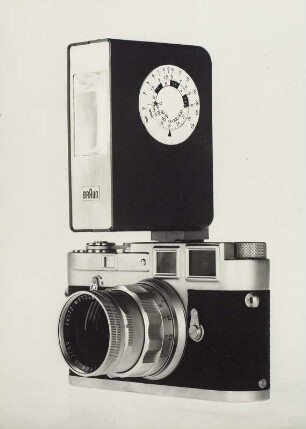 Braun Blitzgerät hobby "F 200" von Dieter Rams und Leica "M2" mit Leitz Wetzlar Objektiv "Summicron"
