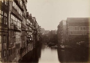 "Mührenfleth von der Brooksbrücke aus gesehen" aus der Mappe "Hamburg 1883. Aufnahmen der niederzulegenden Stadttheile"