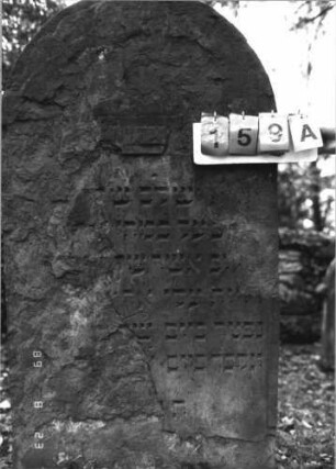 Grabstein 159 (Index: 100110672) Material: Sandstein Zustand: großflächige Abschieferungen mit sehr großem Textverlust Maße HxBxT: 154x91x12 cm Beschreibung: Stele, Rundbogenabschluß mit Ohren, Schriftfelder eingetieft: Grabstein 159A
