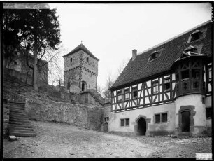 Neidenstein Fachwerkhaus mit Treppenturm, Torturm (1569) der Burgruine