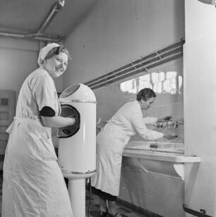 Arbeiterinnen von Bahlsen bei der Handhygiene