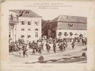 Kostümierte zu Fuß beim Jubiläums-Festzug zum 70. Geburtstag des Großherzogs Friedrich I. von Baden vor dem Karlsruher Schloss