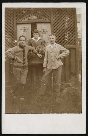 Portrait von drei jungen Herren : Postkarte mit Portraits von drei jungen Herren vor einem Gartenpavillon