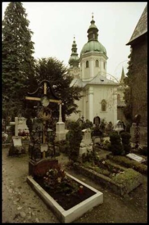 Salzburg: Peter Friedhof, Friedhofsmotive mit Kapelle, Dom