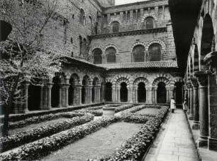 Kreuzgang der Kathedrale von Le Puy i. d. Auvergne