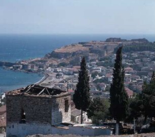 Lesbos, Mytilini. Gattelusi-Kastron. Blick vom Theaterhügel auf Fischerhafen und Gattelusi-Kastron
