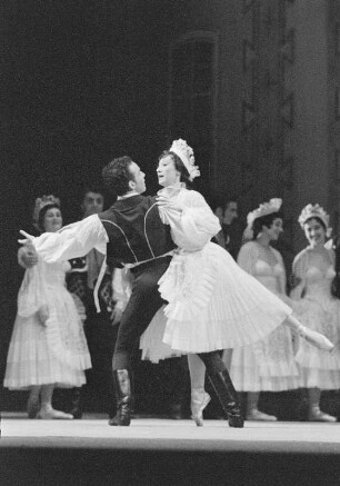 Szenenbilder aus dem Ballett "Coppelia" von L. Delibes, Libretto A. Saint-Léon und Ch. Nuitter, Deutsche Staasoper Berlin, Premiere 31.05.1956 : Ballett in drei Bildern
