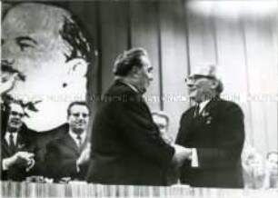 Leonid Breshnew und Erich Honecker beim 8.Parteitag der SED