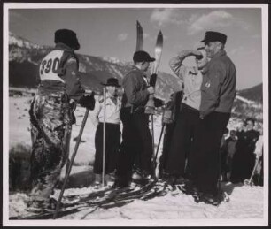 Hitlerjungen beim Skifahren in Garmisch-Partenkirchen, rechts steht Reichssportführer Hans von Tschammer und Osten