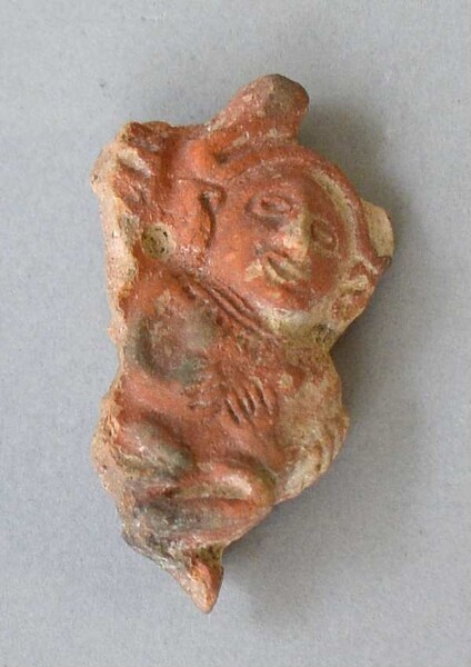 Figurine en argile (fragment de récipient)