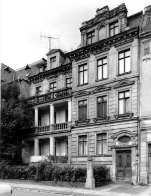 Görlitz-Altstadt, Augustastraße 28. Wohnhaus (um 1890). Straßenansicht mit Zaunsäule