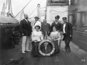 Gruppenbildnis mit Rettungsring an Bord des Hochseepassagierdampfers "Cleveland"