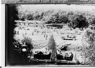 Kronprinz Wilhelm besucht ein Waldlager in den Argonnen, er sitzt im Vordergrund wohl auf einem Wagon der Argonnenbahn