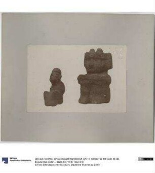 Idol aus Tezontle, einen Berggott darstellend, am 16. Oktober in der Calle de las Escalerillas gefunden. (rechts) Kleine Steinfigur. (links)
